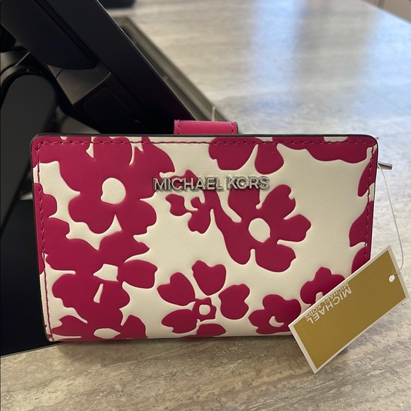 Michael Kors Jet Set Medium Floral Print Bi-Fold Wallet Dragonfruit Nwt